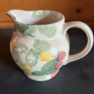 Bridgewater Hand Painted English  Ceramic 🍓Creamer